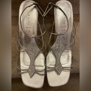 NWOT White House Black Market heeled dressy silver sandals w/sparkle. Size 9B